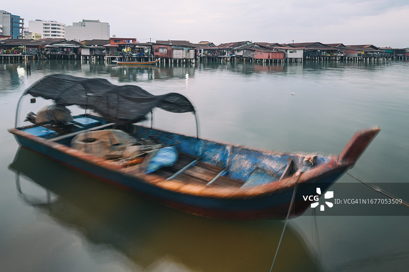 槟城姓氏桥上的浮动渔村图片素材