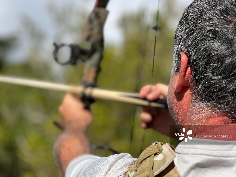 在户外狩猎游戏中使用弓箭的男人图片素材