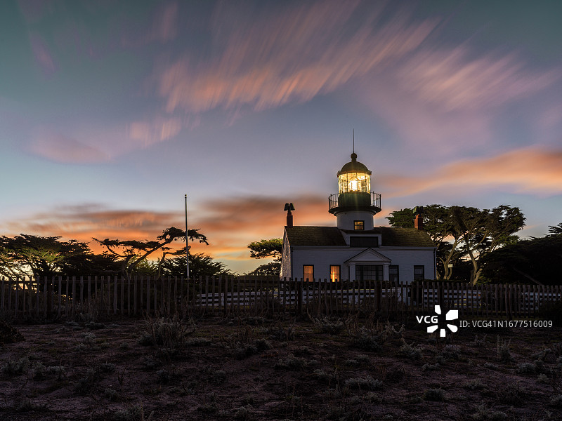 日落前的灯塔图片素材