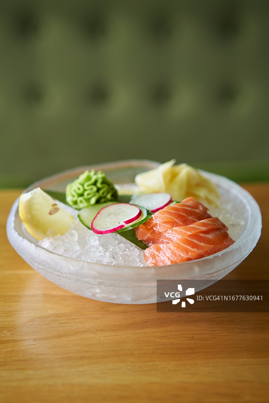 餐厅冰镇寿司蔬菜拼盘（含三文鱼片、萝卜黄瓜、芥末和姜）图片素材