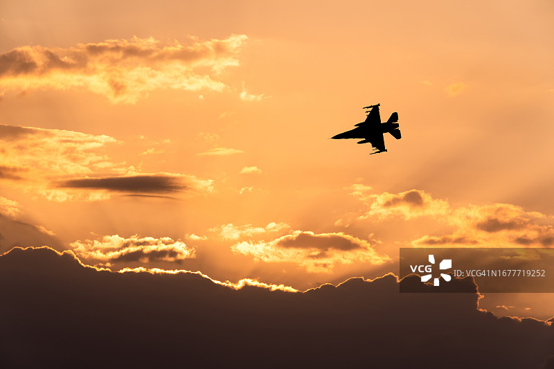 日落时分的战斗机，军事航空图片素材