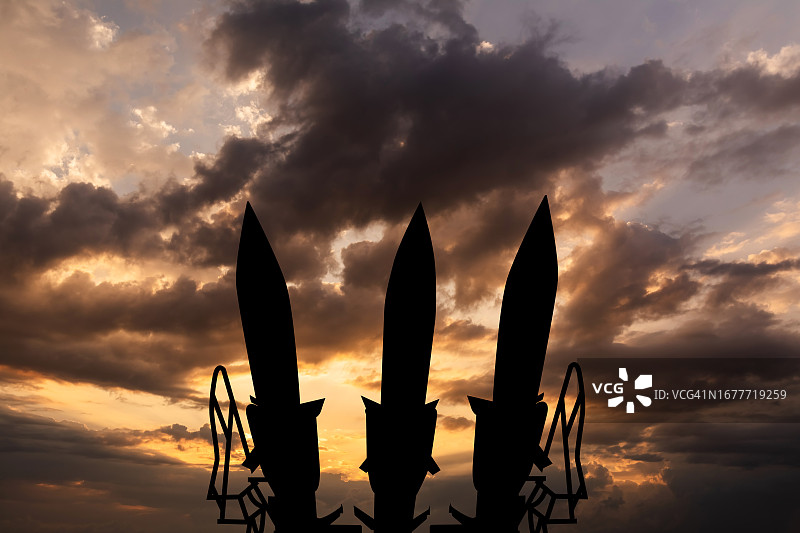 日落背景下的导弹系统图片素材