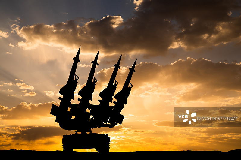 日落背景下的导弹系统图片素材