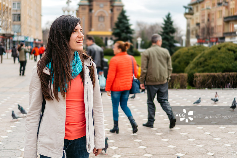 探索蒂米什瓦拉市的年轻女人图片素材