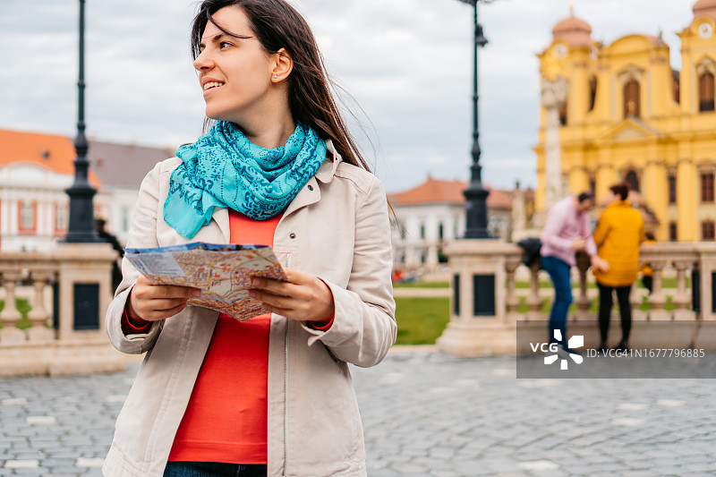 年轻的女游客在蒂米什瓦拉阅读地图图片素材