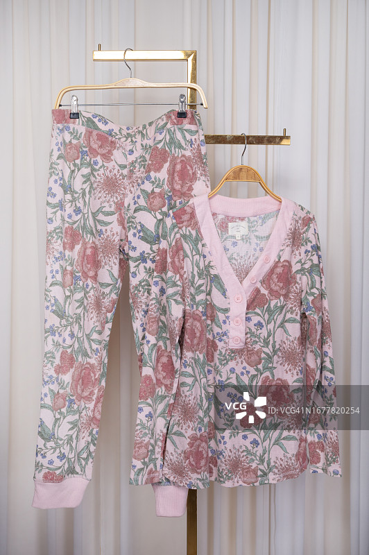 在衣架上展示的舒适睡衣图片素材