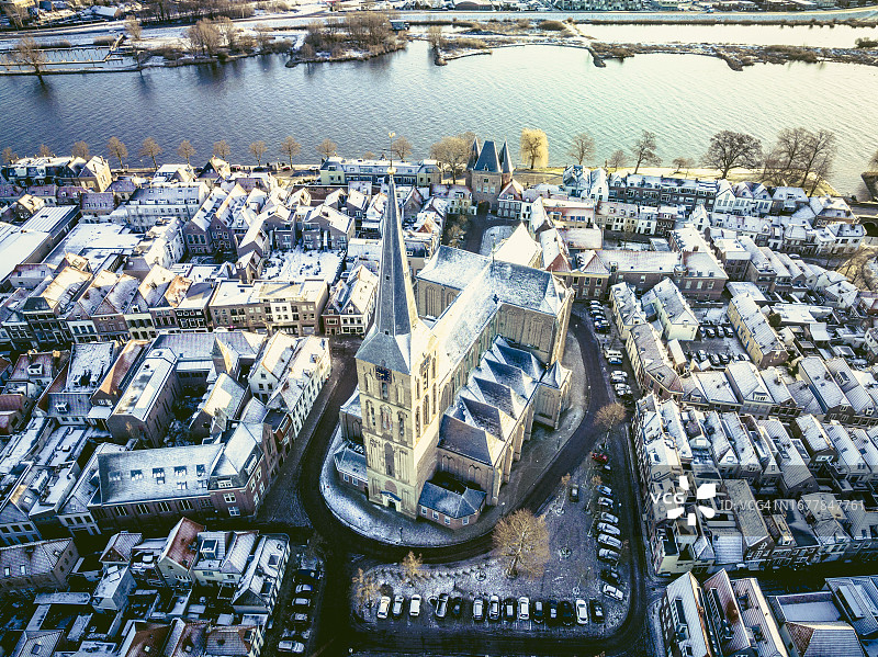 寒冬日出时艾瑟尔河畔的坎彭博文凯克教堂景色图片素材
