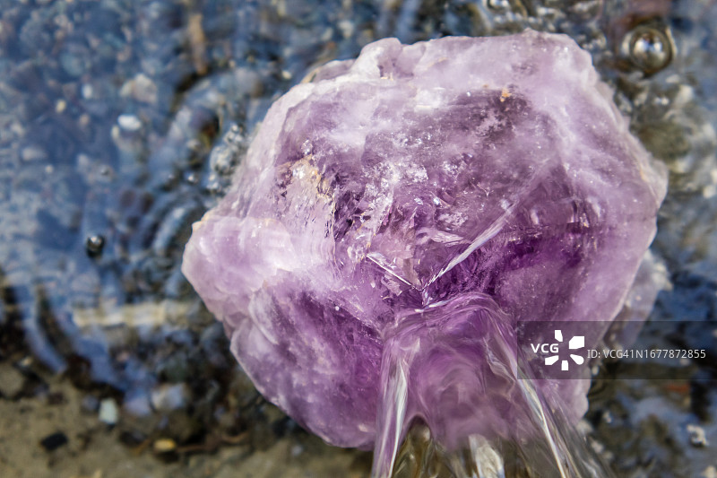 在泉水中净化和充能的大紫水晶图片素材