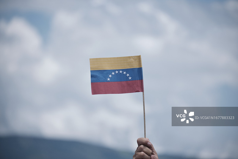 一个人举着委内瑞拉国旗图片素材