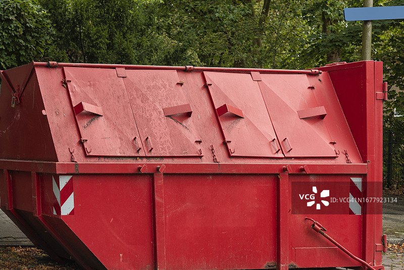 带封闭舱口的圆形工业废料钢制容器图片素材
