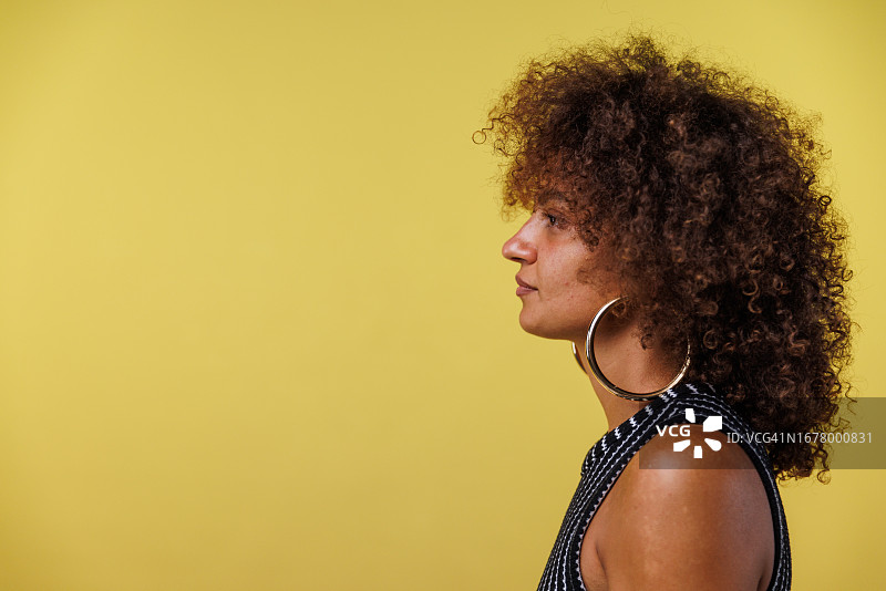 石灰绿背景前的迷人年轻女人图片素材