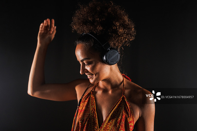 戴耳机听音乐的酷女孩图片素材