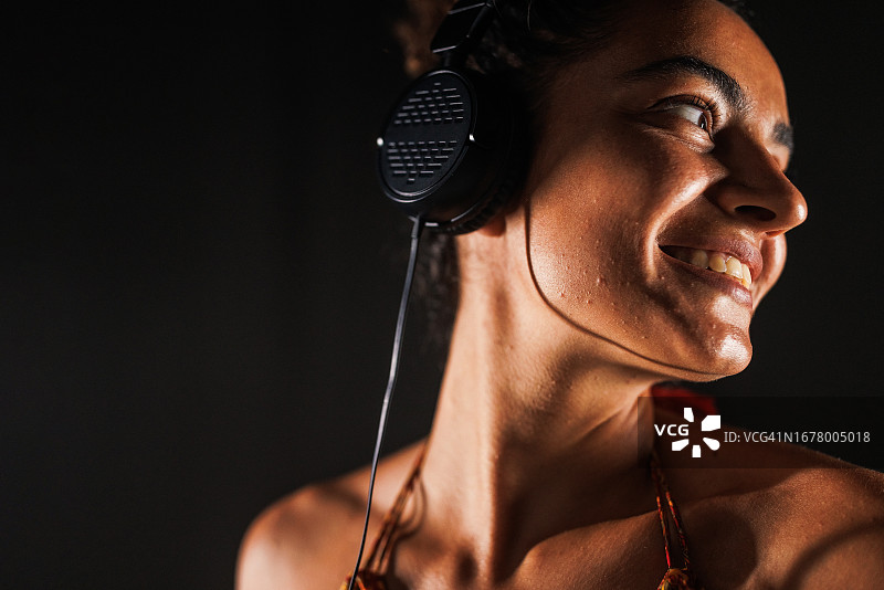 戴耳机听音乐的酷女孩图片素材