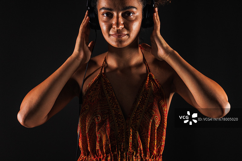 戴耳机听音乐的酷女孩图片素材