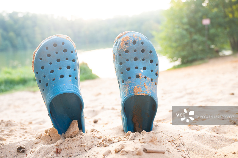 夏季森林湖畔的塑料人字拖图片素材