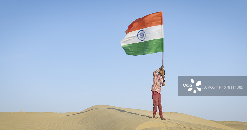 年轻的印度男孩挥舞着印度国旗图片素材
