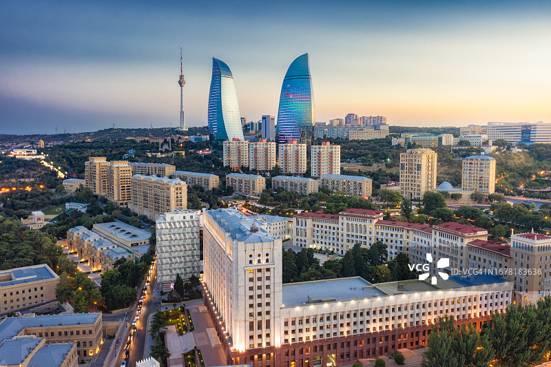 阿塞拜疆巴库市傍晚黎明的壮丽全景天际线图片素材