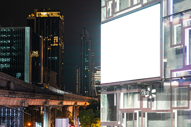 建筑物上的空白广告牌，可用于您的广告图片素材
