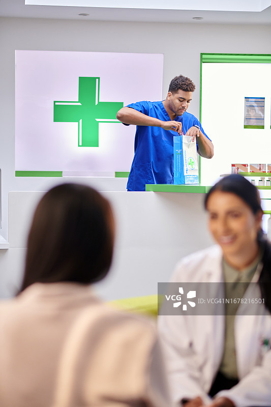 药房工作人员准备取货图片素材