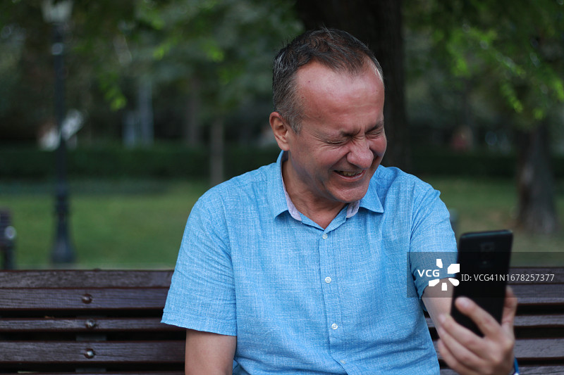 中年男人在户外进行线上交流图片素材