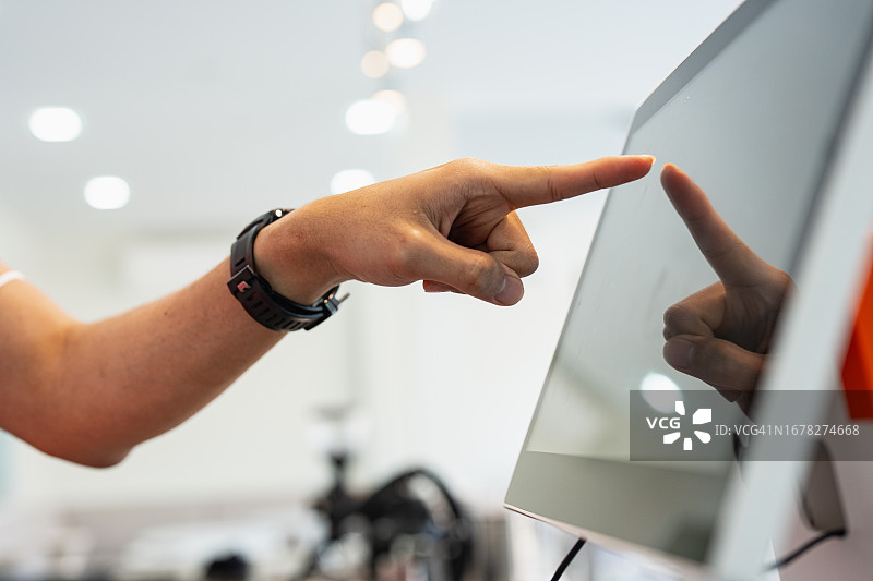 咖啡馆里，女收银员使用数字收银机进行收银图片素材