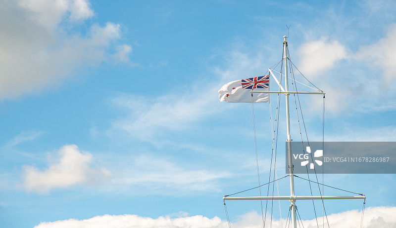 新西兰皇家海军在旗舰杆上的海军旗图片素材