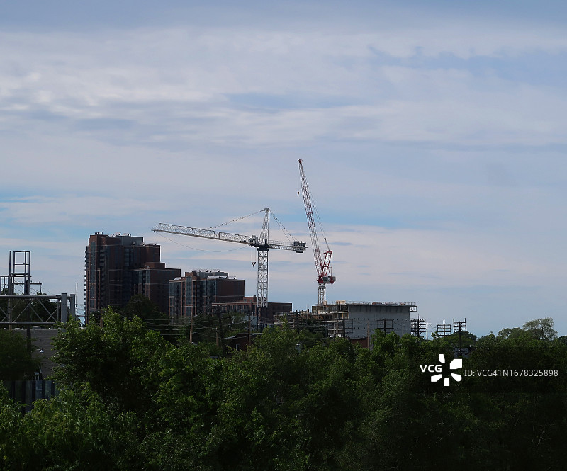 天际线上方远处的建筑起重机图片素材