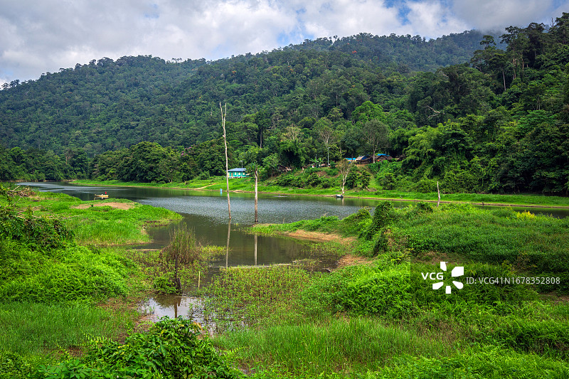 马来西亚霹雳州皇家柏隆雨林国家公园内的宁静贾海部落村庄图片素材