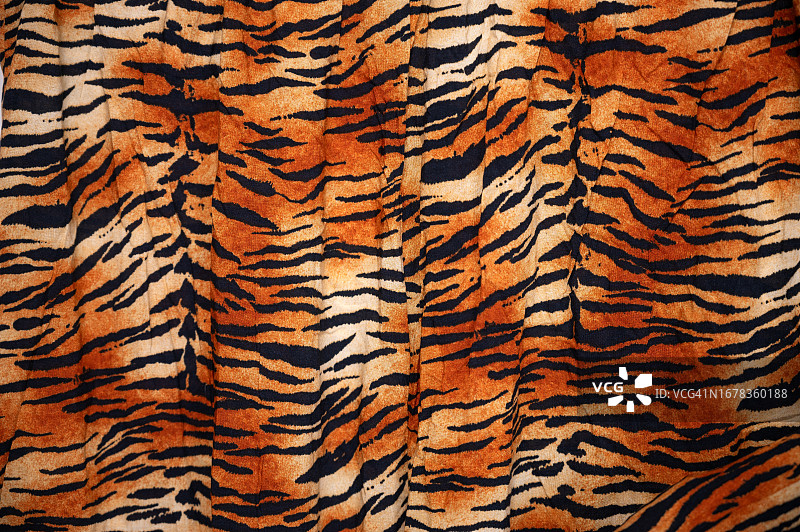 织物纹理背景：老虎皮毛印花图片素材