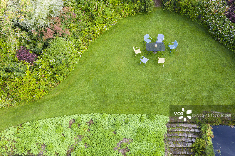 维德豪斯花园草坪金属桌椅俯瞰图片素材