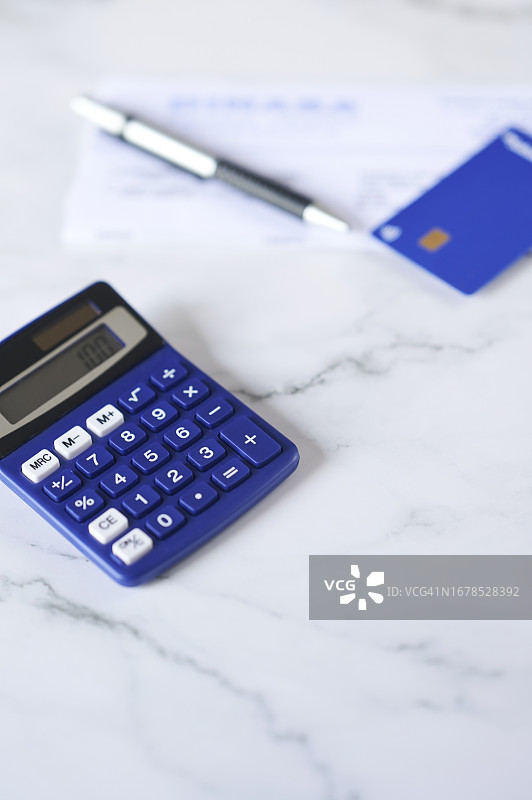 带有信用卡和账单的计算器图片素材