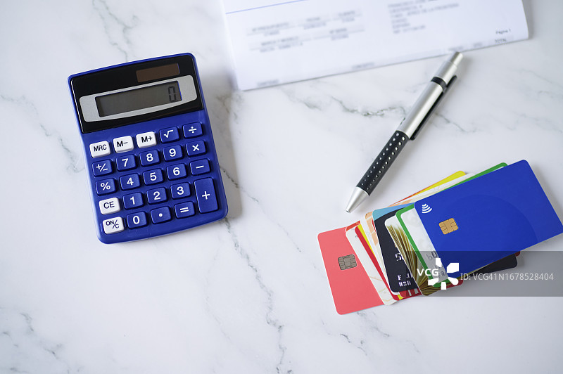 信用卡、计算器和账单图片素材