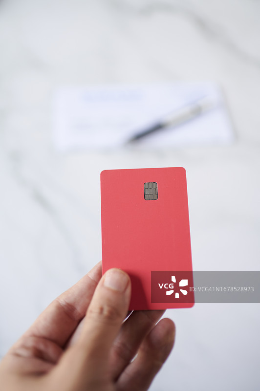 男人手持信用卡特写图片素材