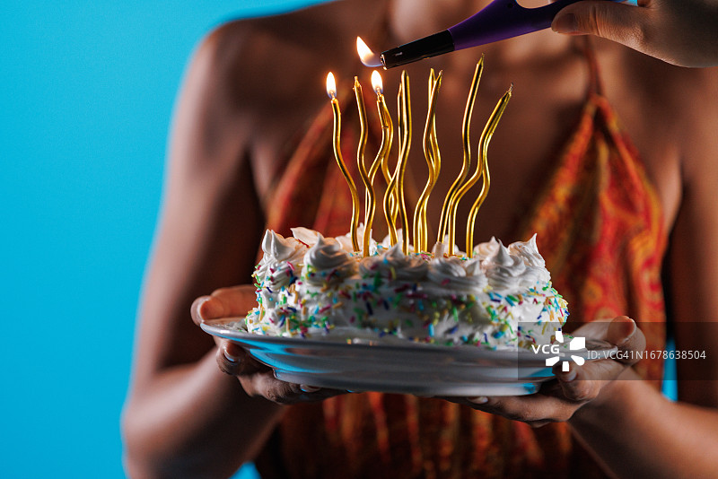 等待点燃生日蜡烛，以便吹灭图片素材