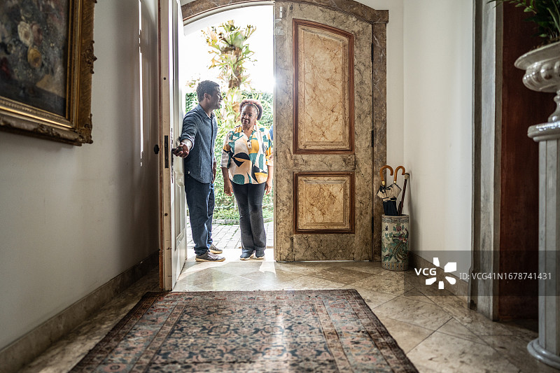 房产中介为顾客打开房门图片素材