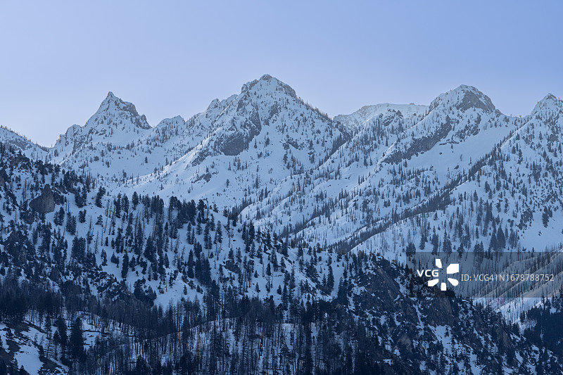 锯齿山脉春雪后的景色图片素材