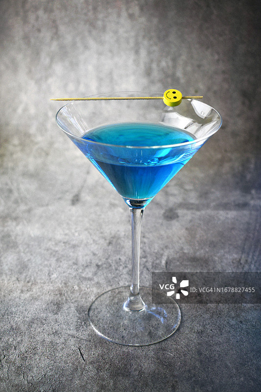 玻璃杯中的蓝色鸡尾酒图片素材