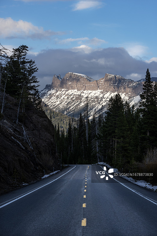 通往睡巨人山的高速公路图片素材