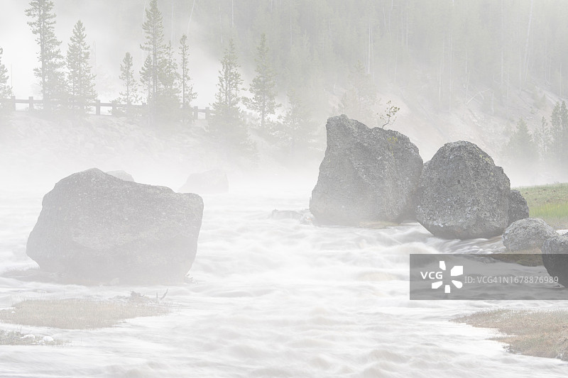 吉本河中被薄雾环绕的巨石图片素材