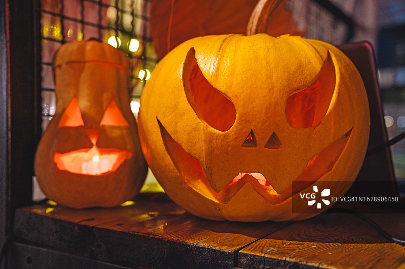 夜晚的雕刻南瓜，万圣节户外装饰图片素材