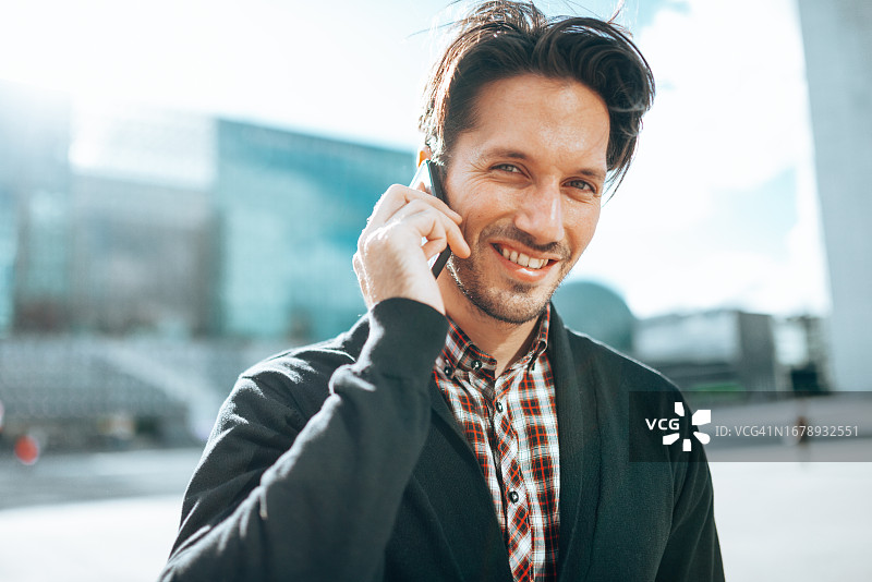 在巴黎打电话的商人图片素材