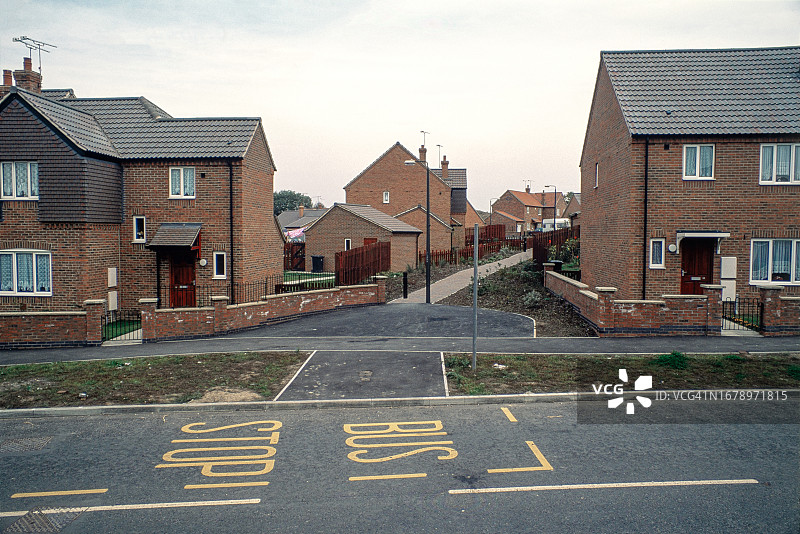 新建的阿克赖特镇矿村，德比郡，1995年图片素材