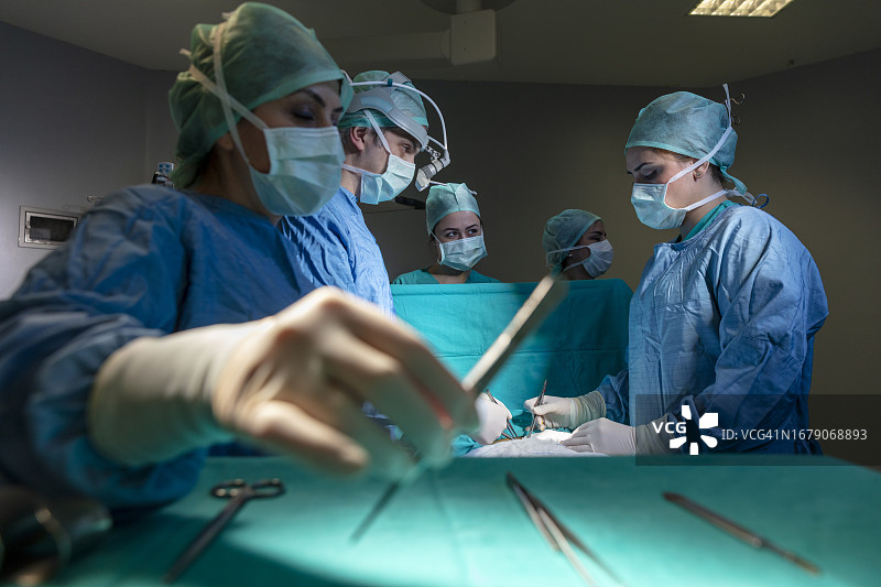 男医生进行显微外科手术图片素材