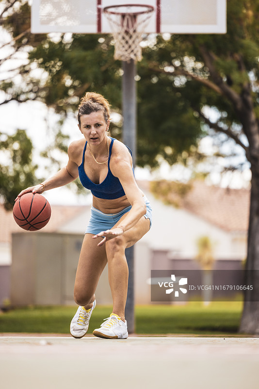 打篮球的女子图片素材