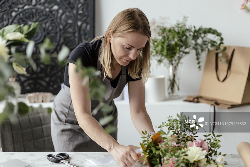 制作花艺的女性花艺师图片素材