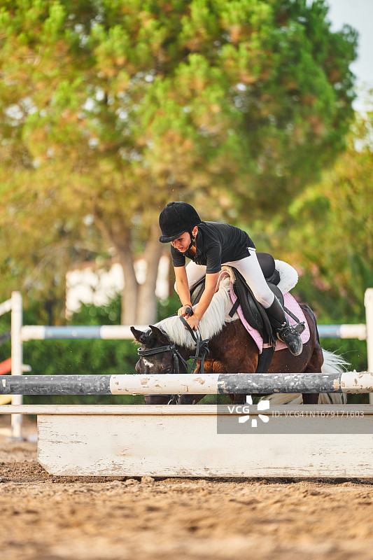 骑师骑马跳跃障碍图片素材