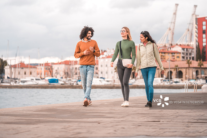 参观海滨小镇的混血中年外国游客图片素材