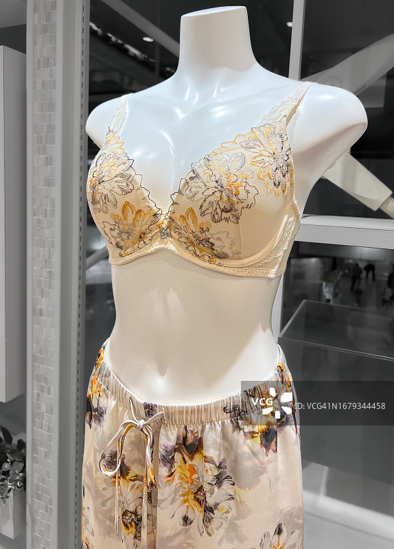 展示在人行道上的女性睡衣图片素材