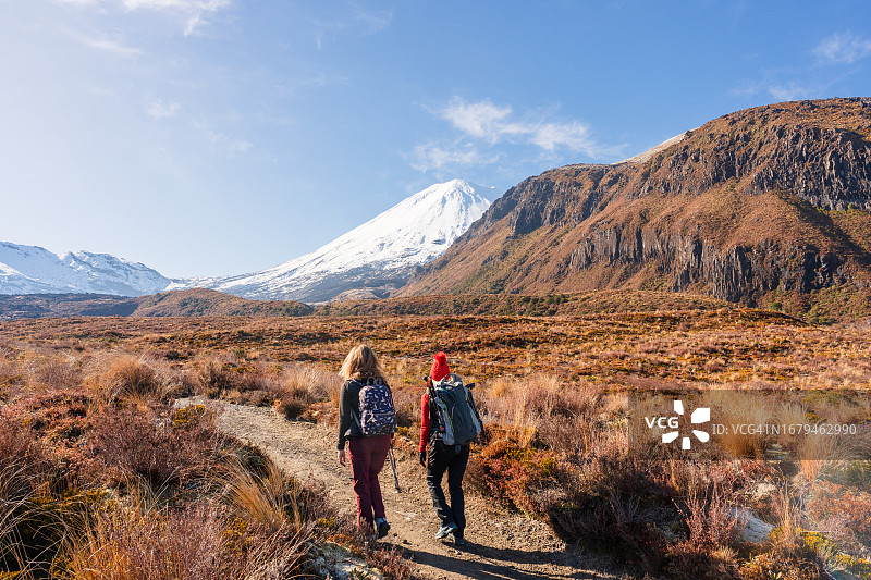 汤加里罗越道的两个女徒步旅行者图片素材