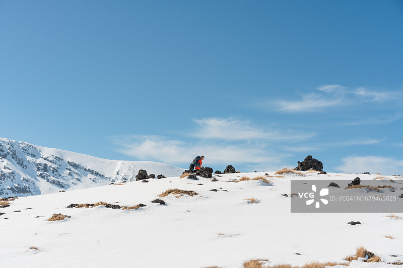 男人登山图片素材